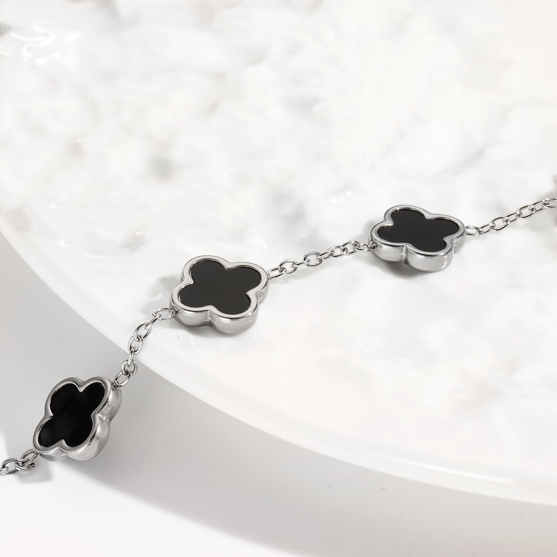Fashionable new four leaf clover titanium steel plated 18k gold bracelet with mother of pearl that does not fade 266